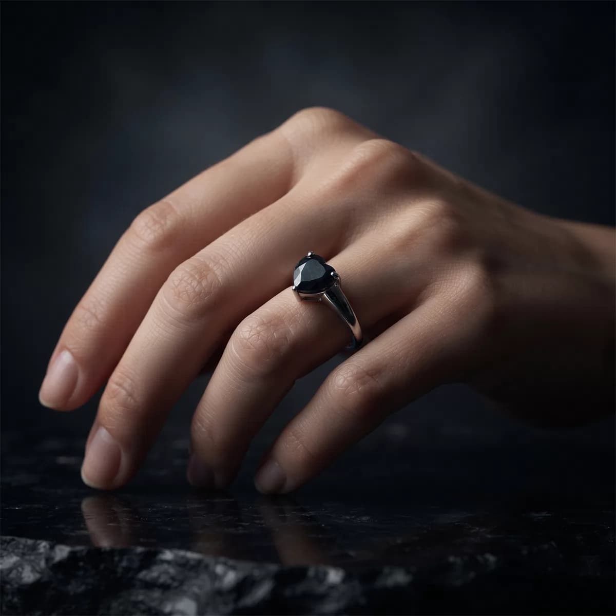 Anillo Lissa Negro — puesto en la mano